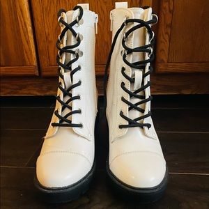White leatherlike platform heeled boots W/zippers